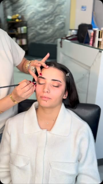 Salonda profesyonel makyaj uygulaması
