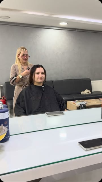 Süheyla Hanım müşterisinin saçı üzerinde çalışırken